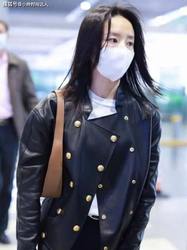 身材 董洁气质好高级，穿皮衣外套只扣一半，也照样很优雅