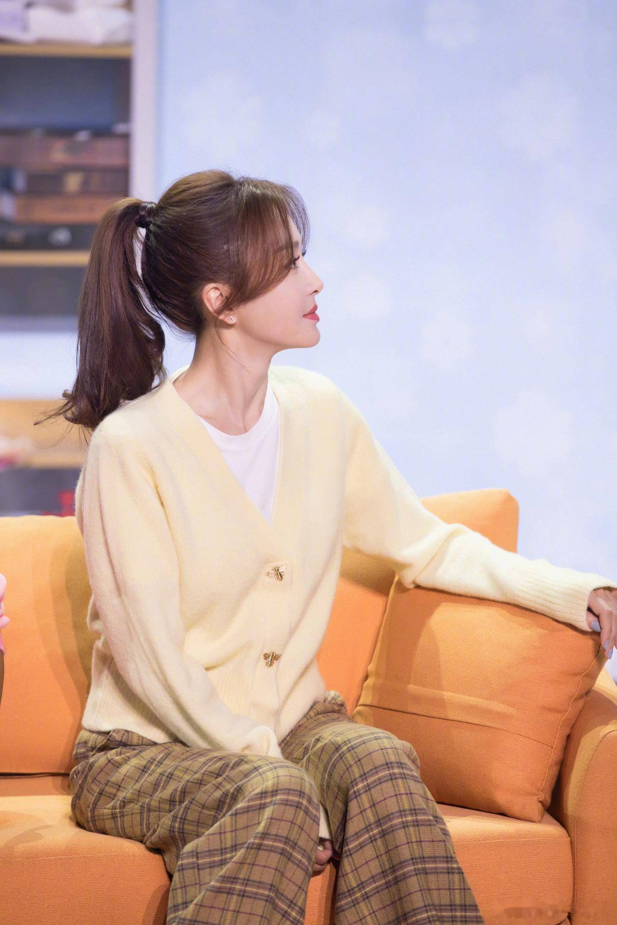 女友 秦岚助阵宋小宝小品，美女也可以很幽默，暴躁女友穿搭格外温柔