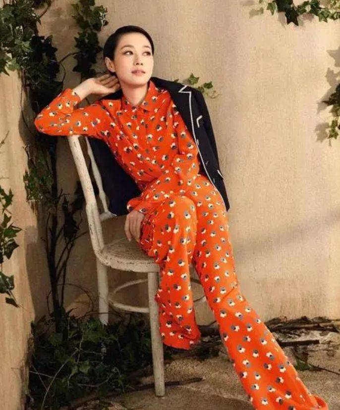 马伊琍 马伊琍气质真不错，能把“大妈睡裤”穿出高级感，看着还挺时髦
