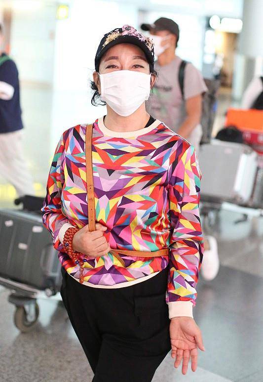 图案 刘晓庆虽然上了年纪，但心态很年轻，穿彩色上衣很时髦