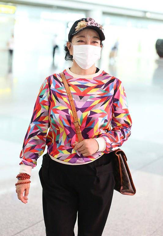 图案 刘晓庆虽然上了年纪，但心态很年轻，穿彩色上衣很时髦