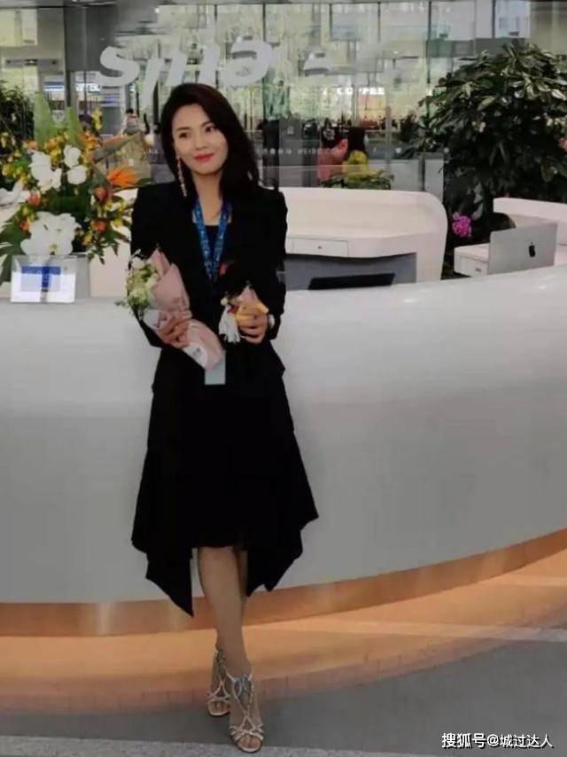 耳环 没有了美颜之后的刘涛，看着更显“嫩”了，穿收腰西装美出新高度