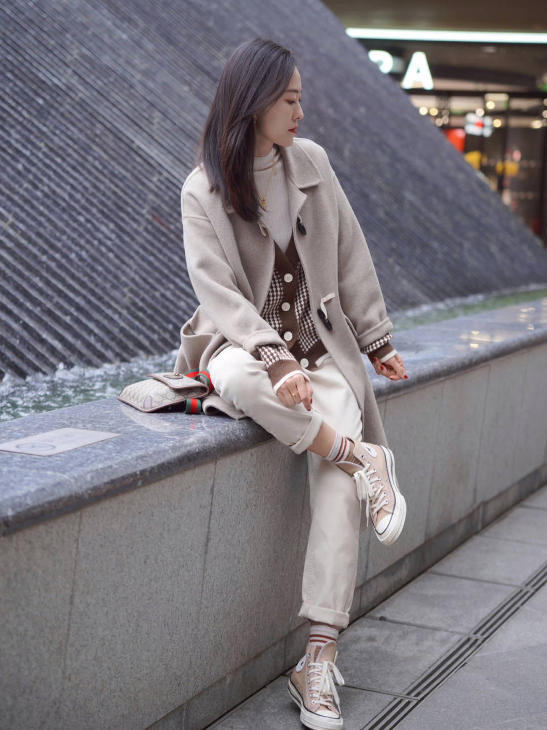 下半身 秋冬季的大衣搭配技巧,内搭黑色针织衫和白色牛仔裤,高级又时髦