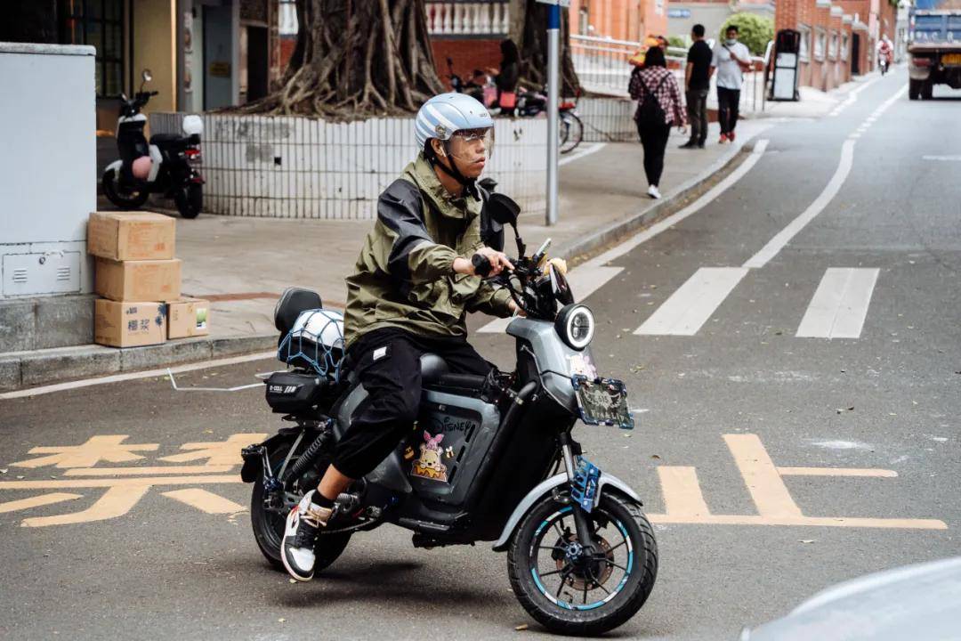 卫衣 广州限时降温的这周，也是街头潮人最爱的秋季时装周