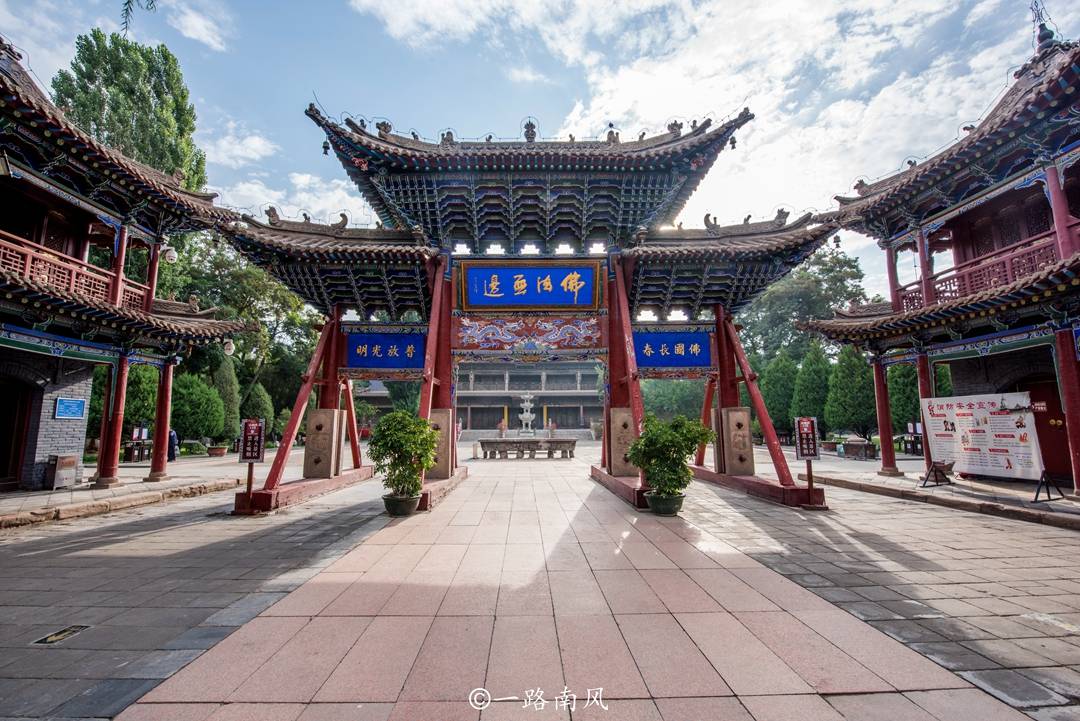 全国最大的西夏佛堂，位于甘肃张掖，内有国内最大的室内泥塑卧佛