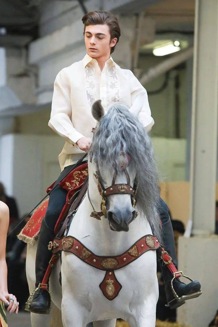 戏剧性 如此戏剧性的舞台表演,原来都是时装秀!