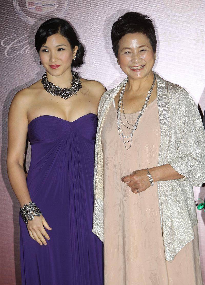 颜色 郑佩佩的女儿挺会博眼球的，穿着“破布条”蔽体，感觉很撩人