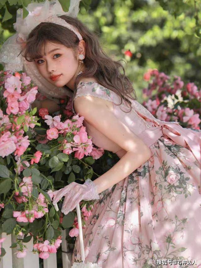 配饰 法兰西洛丽塔美出圈了，网友直言，这才是真正的