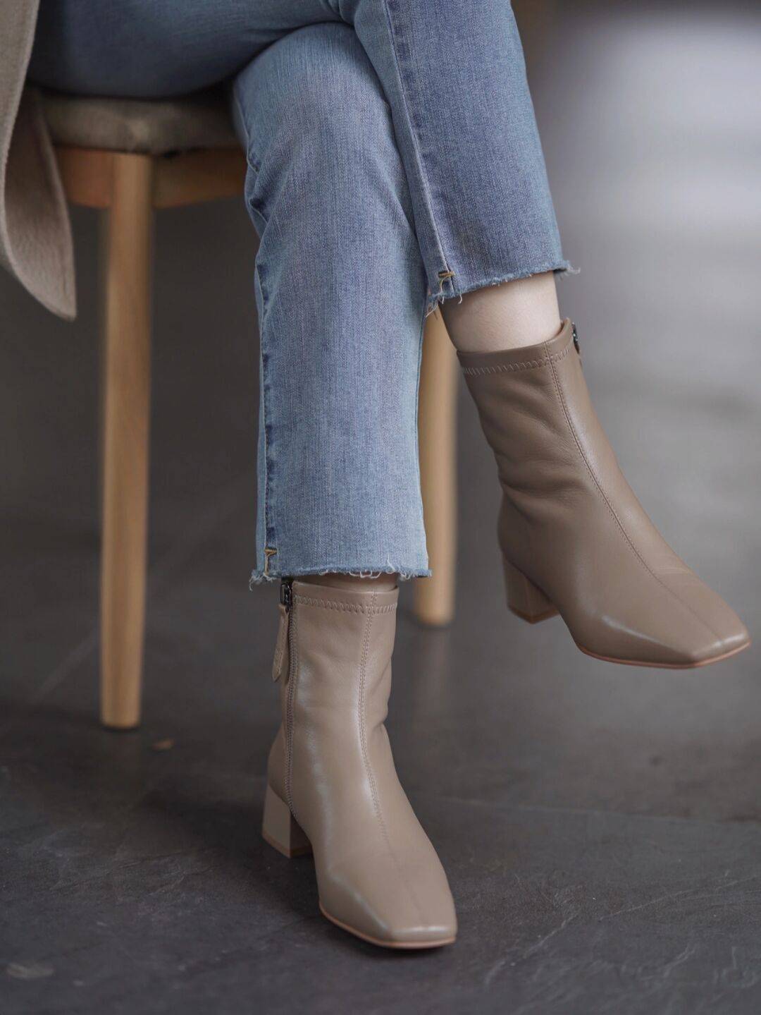 下半身 秋冬季的大衣搭配技巧，内搭黑色针织衫和白色牛仔裤，高级又时髦