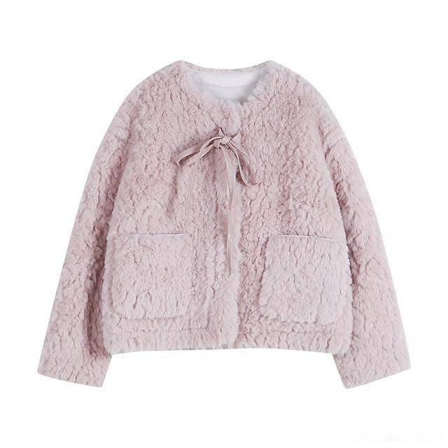 服装 绒毛外套这样穿，超级减龄又可爱