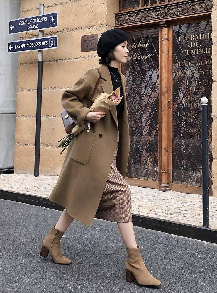 黑色 这才是40+女人该有的打扮，用“大衣+半身裙”，展现出熟龄气质美