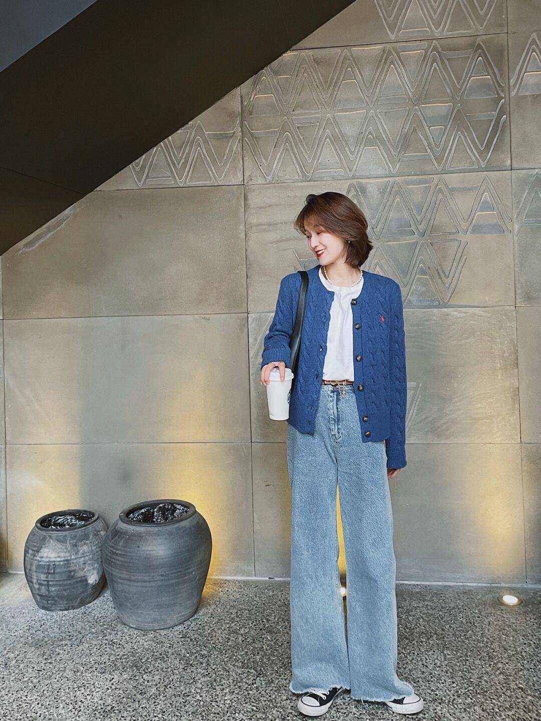 女生 秋冬穿搭指南！奶黄色连帽棉服+白色高领毛衣，保暖又时髦