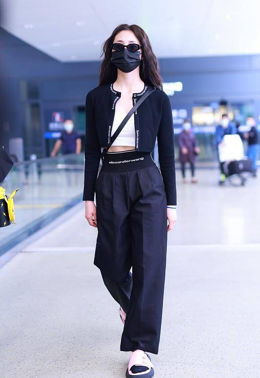 服装 周洁琼吃东西的时候，不注意形象，不过穿休闲风服装还是很时尚