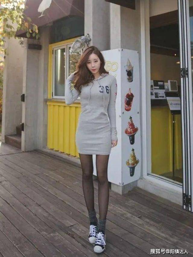 卫衣 看腻了“少女感”，不如试试性感的“卫衣+黑丝”，清爽又洋气