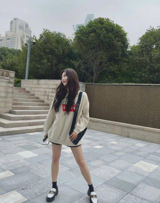 舞台 王霏霏为秀腿,穿的裤子只有1厘米,这谁驾驭得了