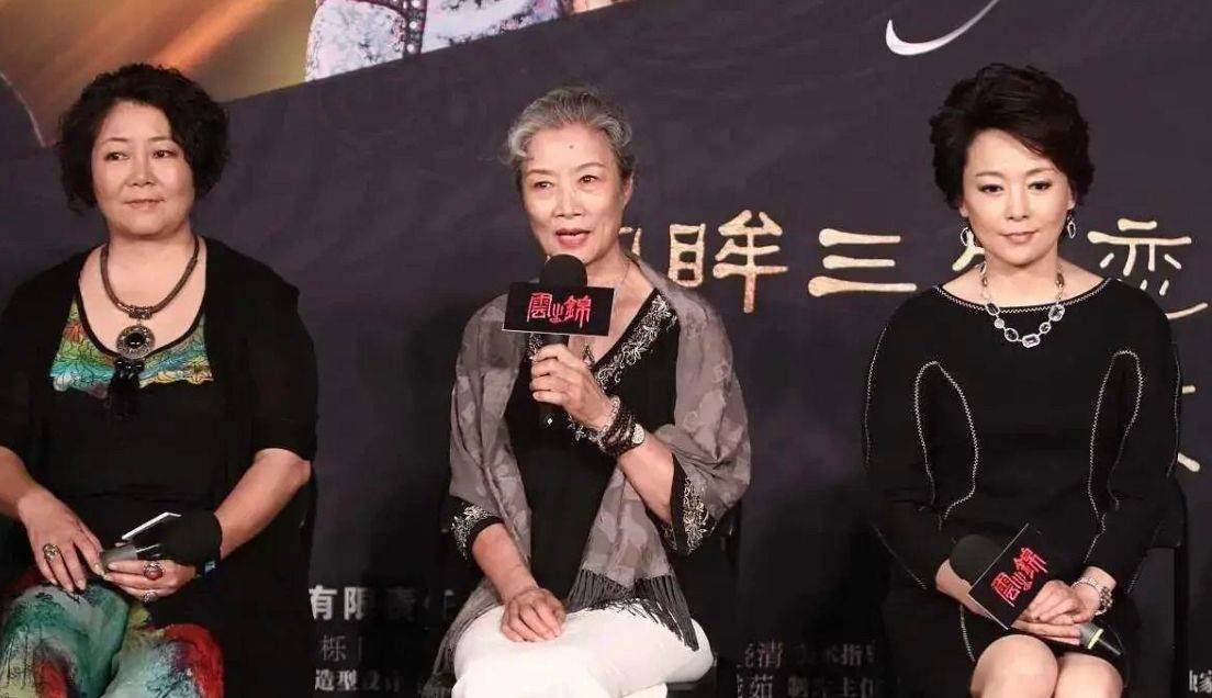 整体 吕中头发都白了，穿“奶奶衫”气场强，同框小17岁张瑜看着像母女