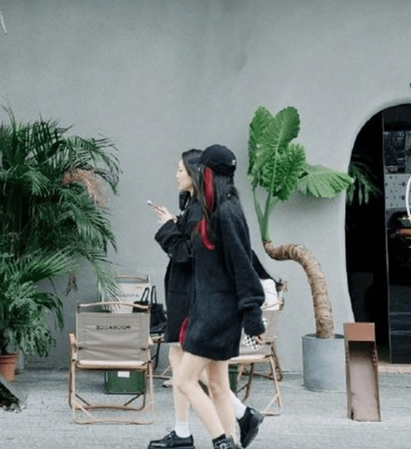 卫衣 杨幂和闺蜜逛街被偶遇，上半身穿着加厚卫衣，下半身却照样秀长腿