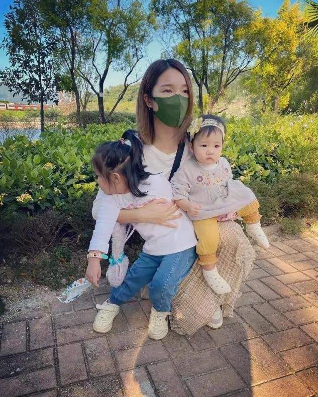 白卫衣 王祖蓝娇妻带女儿遛弯，父女仨一个样太喜感，她留长发太温柔了