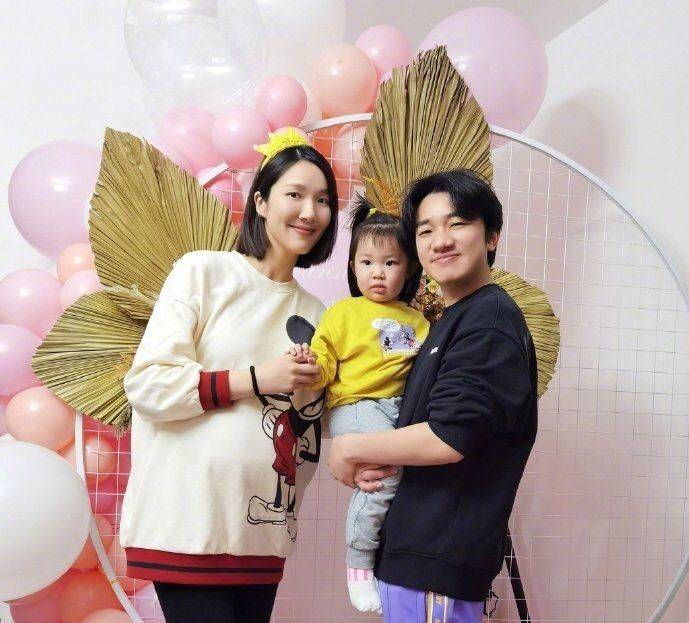 设计 李亚男带女儿出游，穿白衫配半裙母爱满满，俩闺女都是王祖蓝翻版