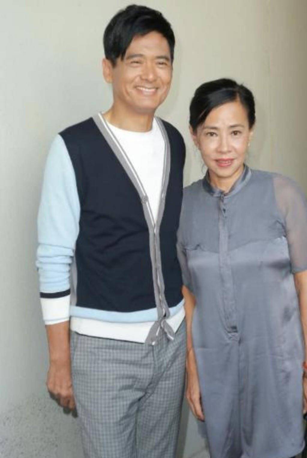 颜色 周润发夫妇同框亮相,陈荟莲戴金链阔太范十足,发哥依然像是40岁