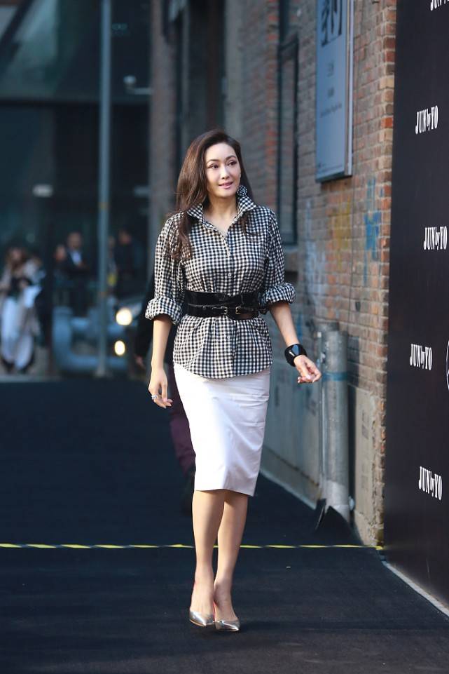 曲线 孟广美实力“秀身材”，亮片内搭+高腰裤太飒了，这气场还有谁？