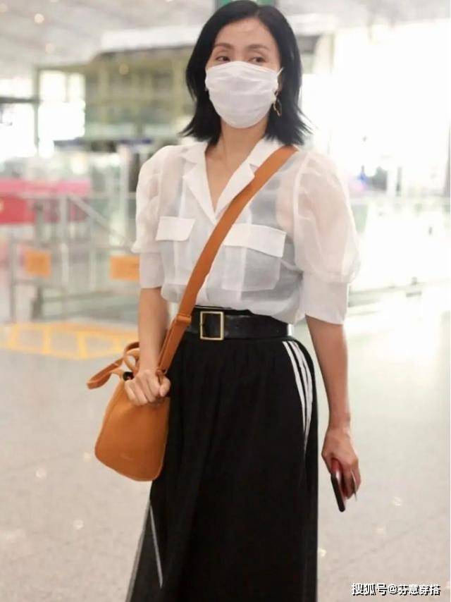 傲人 陶虹厉害了，49岁仍有傲人身材，穿泡泡袖衬衫也不显胖