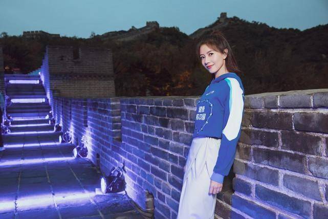 蓝色 高圆圆气质穿搭让人一看就只有18岁，学习她的穿搭，你也一样年轻！