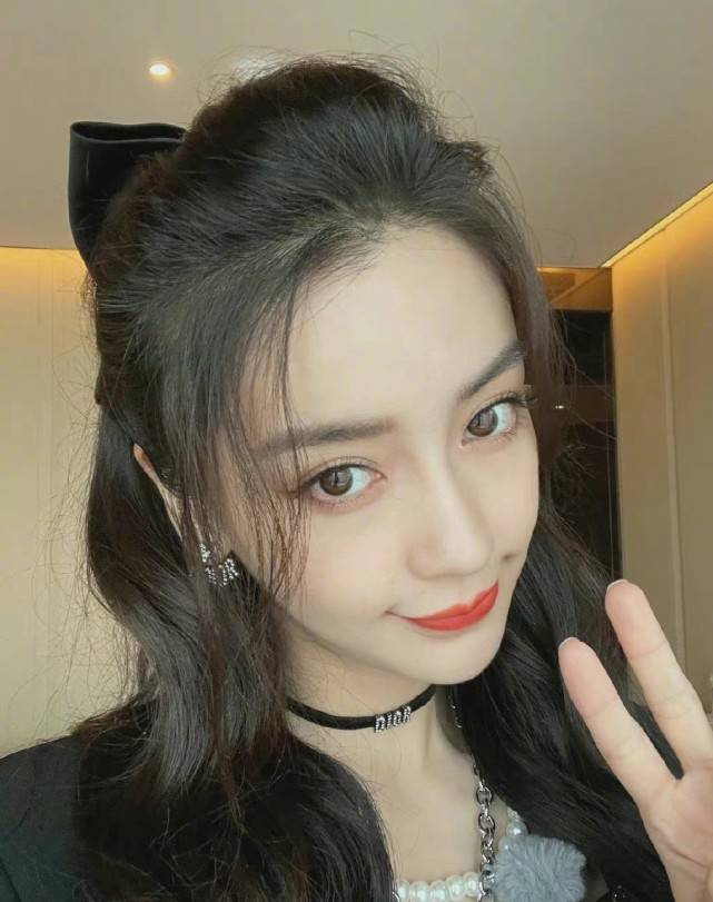 黑色|杨颖带小海绵参加万圣节活动，身穿黑色洛丽塔，才4岁身高好高