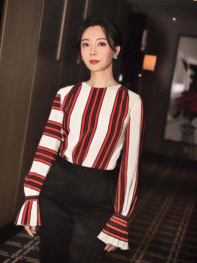 条纹 真正见过世面的女人,穿条纹衫很少配裙子,瞧瞧陈数就知道