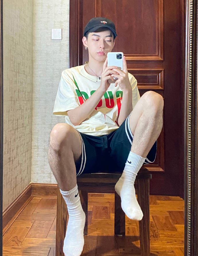 180cm身高的21歲大男孩，一身輕薄肌輕奢迷人，自拍毫不掩飾秀長腿！ 健身減肥達人 第1张