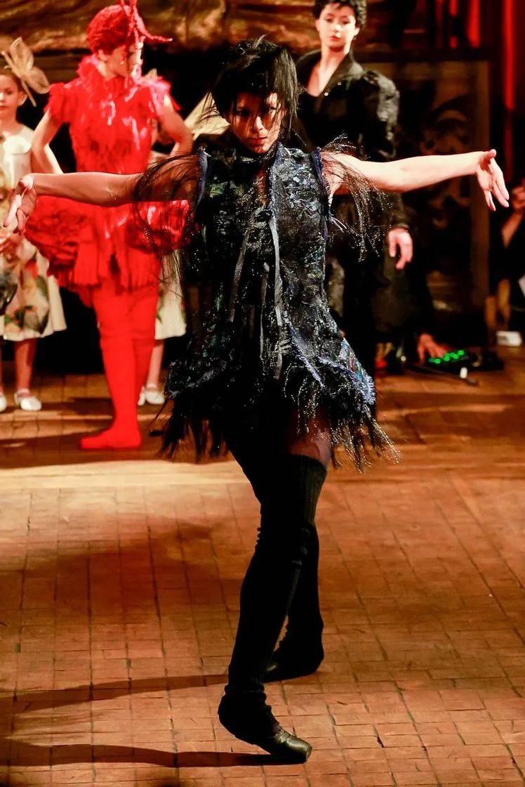 戏剧性 如此戏剧性的舞台表演,原来都是时装秀!