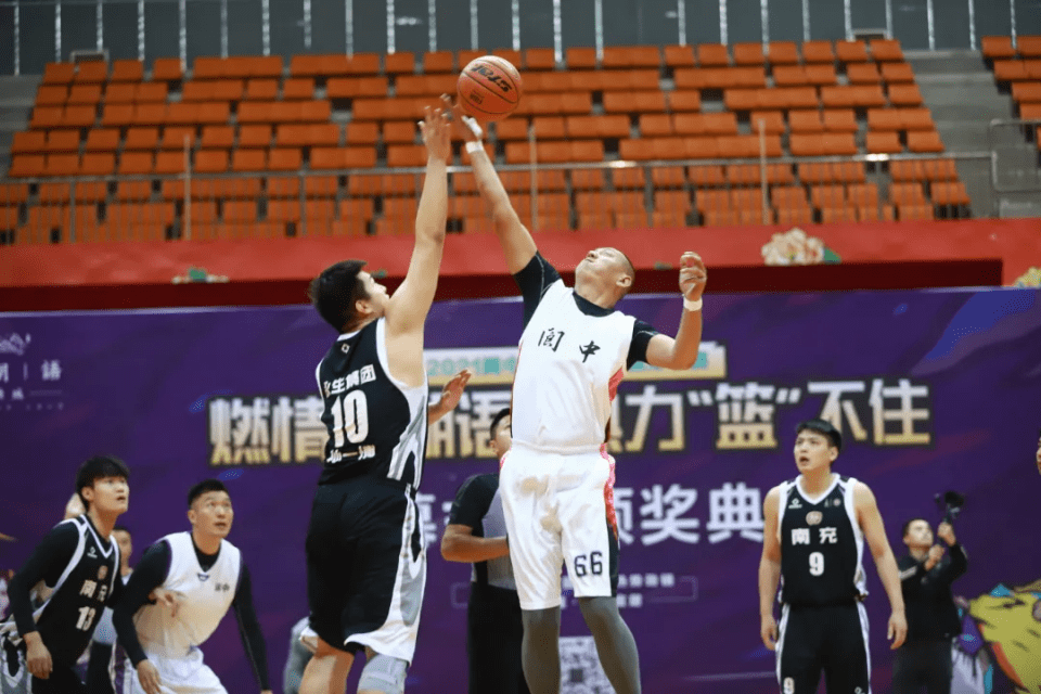 cba前明星队员程华山,王胜男与粉丝一对一挑战互动,各种扣篮与技巧