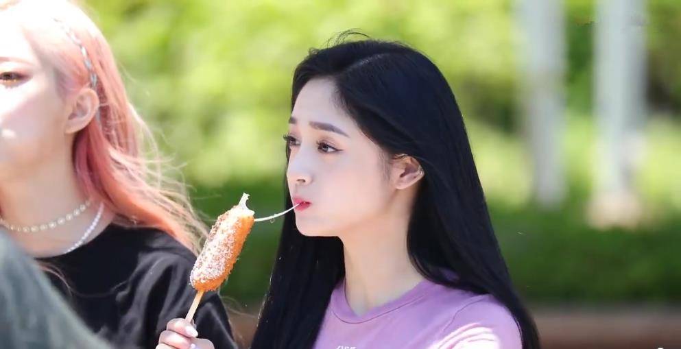 服装 周洁琼吃东西的时候，不注意形象，不过穿休闲风服装还是很时尚