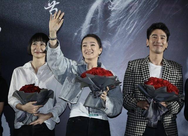 身材 巩俐打扮起来还像刚出道的样，廓形夹克配T恤，比年轻小花还抢眼