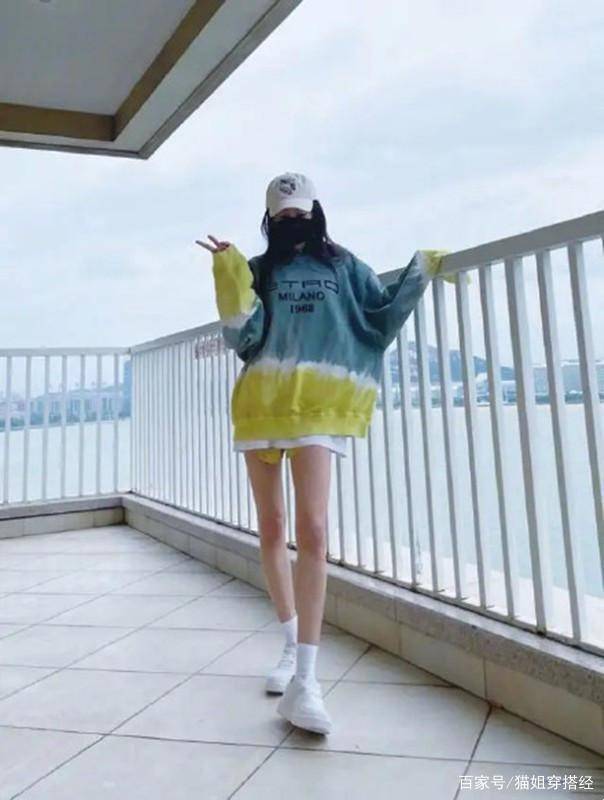 卫衣 杨幂和闺蜜逛街被偶遇，上半身穿着加厚卫衣，下半身却照样秀长腿