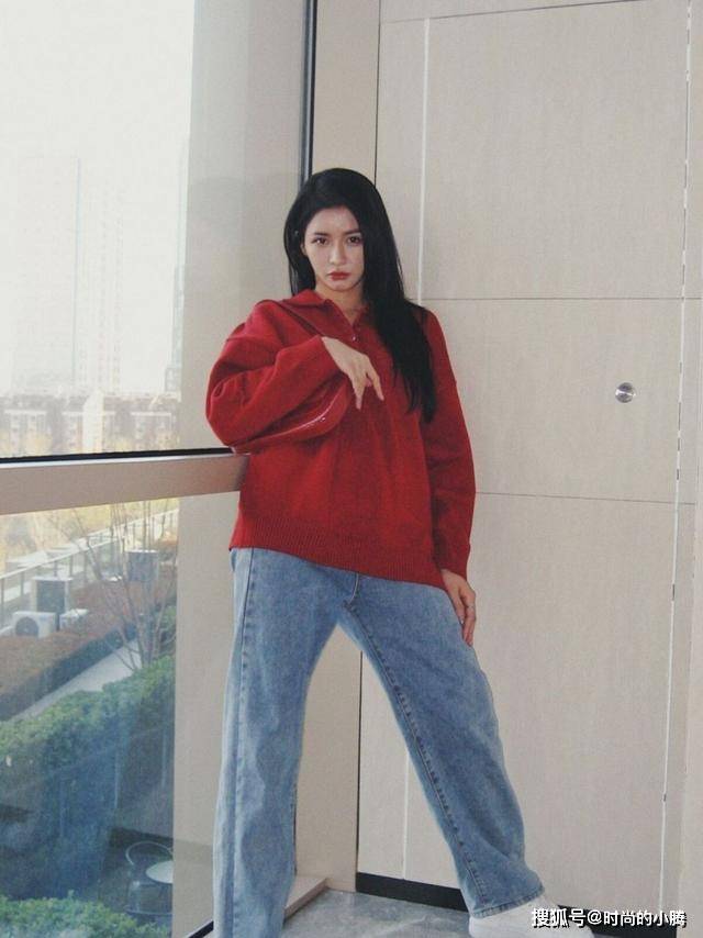 卫衣 蔡卓宜越来越有“明星范”，就算身上服装松垮垮，也显俏丽