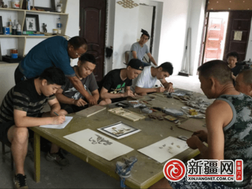 故事|用心灵触摸世界 用骨雕讲述故事——访新疆和静县非遗传承人根登加甫