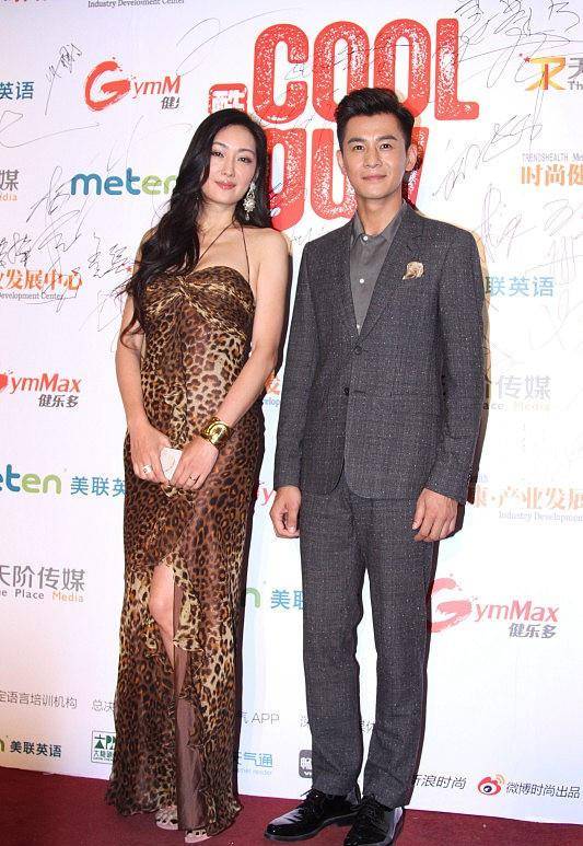 设计 孟广美虽然年纪不小了，但气场还是这么的高级，穿吊带裙身材不错