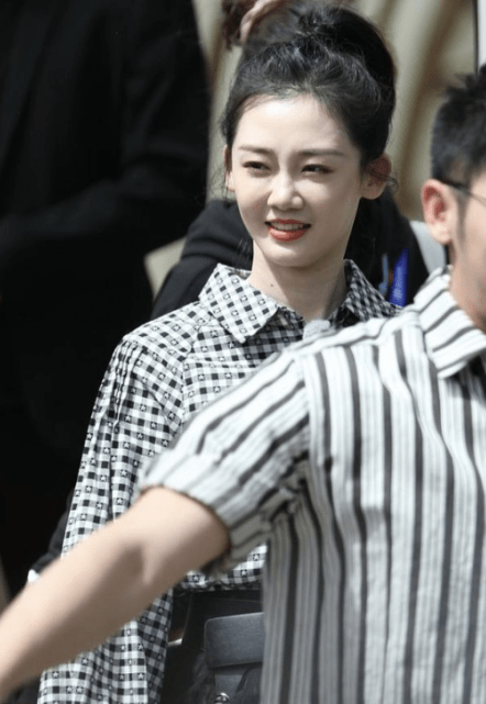 苗苗 苗苗也太会穿搭了,偷穿郑恺的衬衫出席活动,走在街上成为焦点