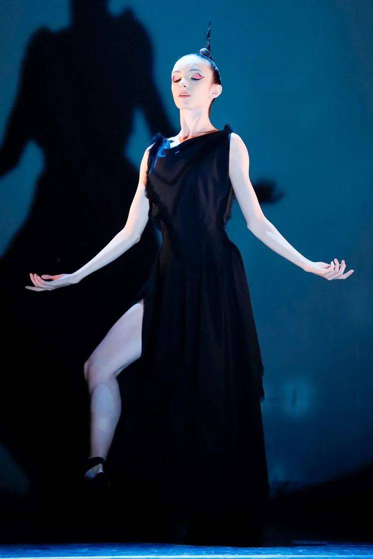 戏剧性 如此戏剧性的舞台表演,原来都是时装秀!