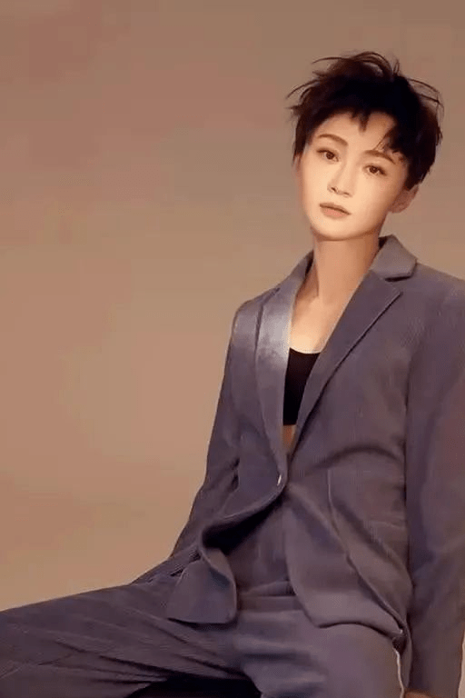 整体 实不相瞒：37岁姚笛这次拼了？剪短发撞款马伊琍，差六岁两人