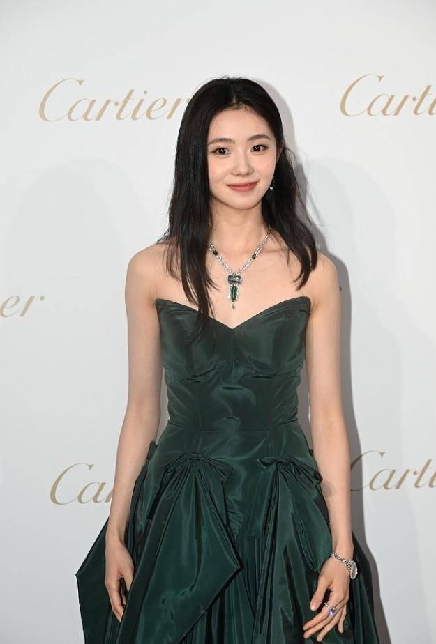 刘浩存 “00后谋女郎”刘浩存不一般，墨绿色礼裙都能穿出纯欲风，太惊艳