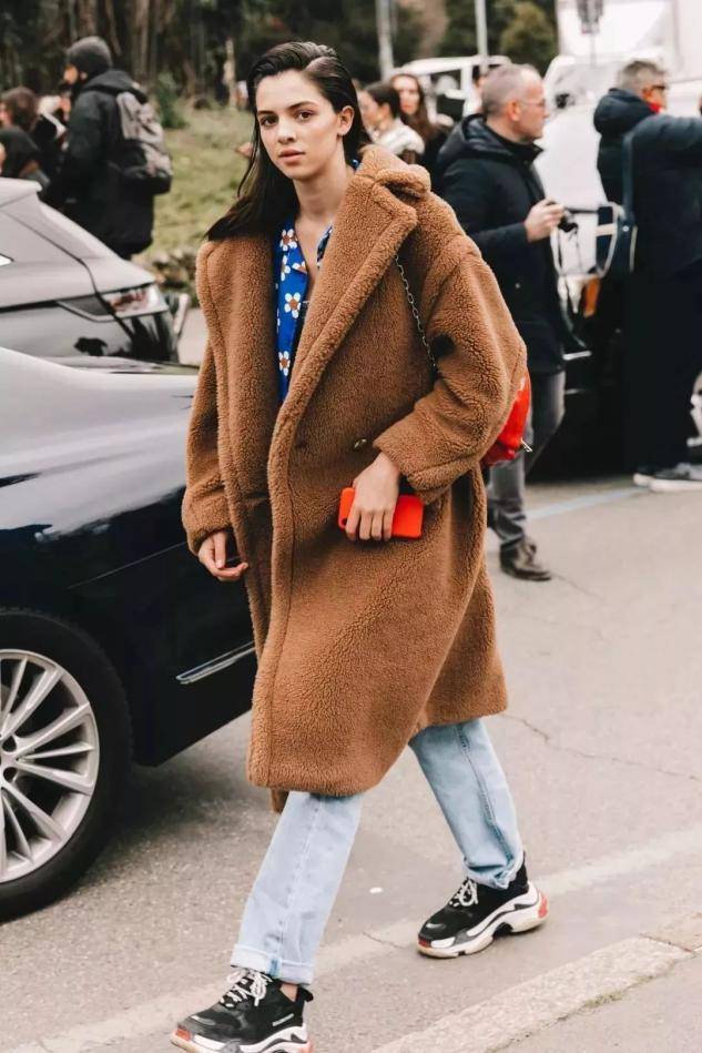 羊羔 时尚单品羊羔毛大衣，这样穿时髦好看，重要的是御寒保暖