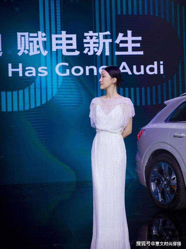 发型周迅年纪大了也很美，气质高贵典雅，穿白裙清新又温柔