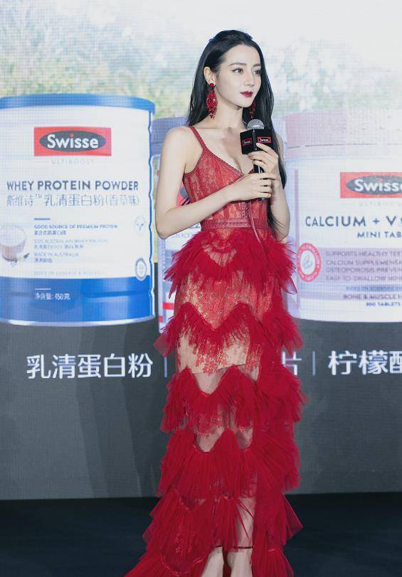 系列 迪丽热巴终于尝试冷艳风！穿“中国红”秀出尤物身材，神秘又具有高级
