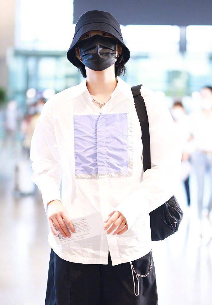 中性 华为小公主姚安娜风格大变,中性风走机场认不出,比男明星还帅气