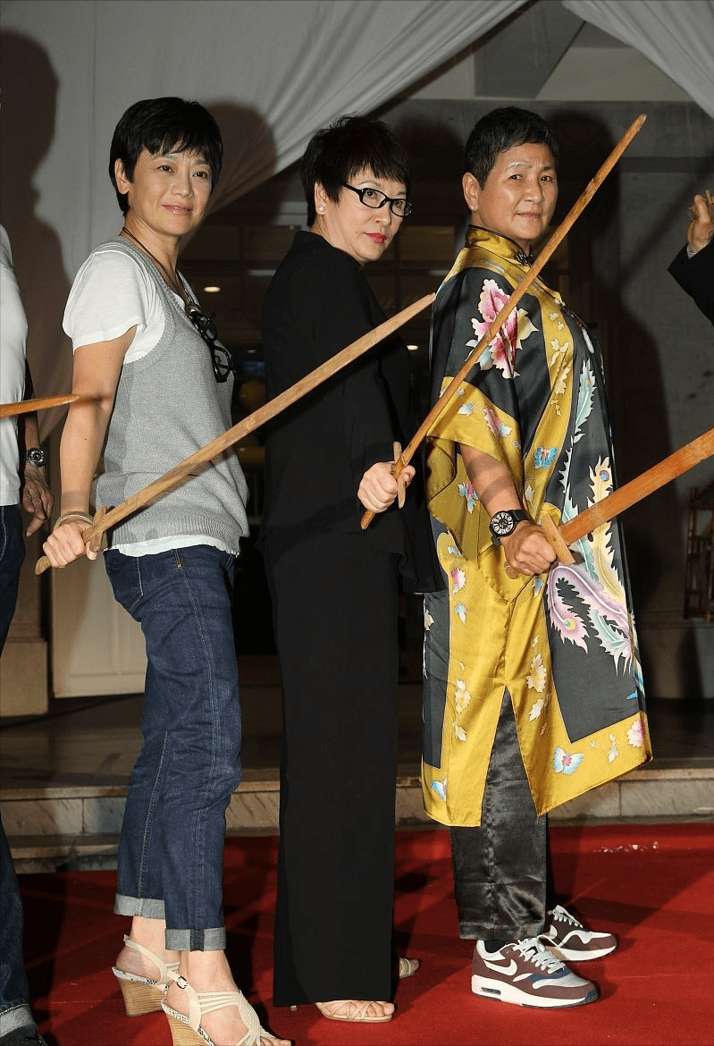 魅力 看不出郑佩佩大张艾嘉7岁，同框气场挺强的，穿国风长裙真似女雄