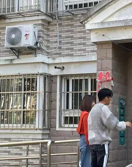 毛衣 高圆圆谢霆锋难得同框，穿毛衣帅哥面前变小女人，两人合体超养眼