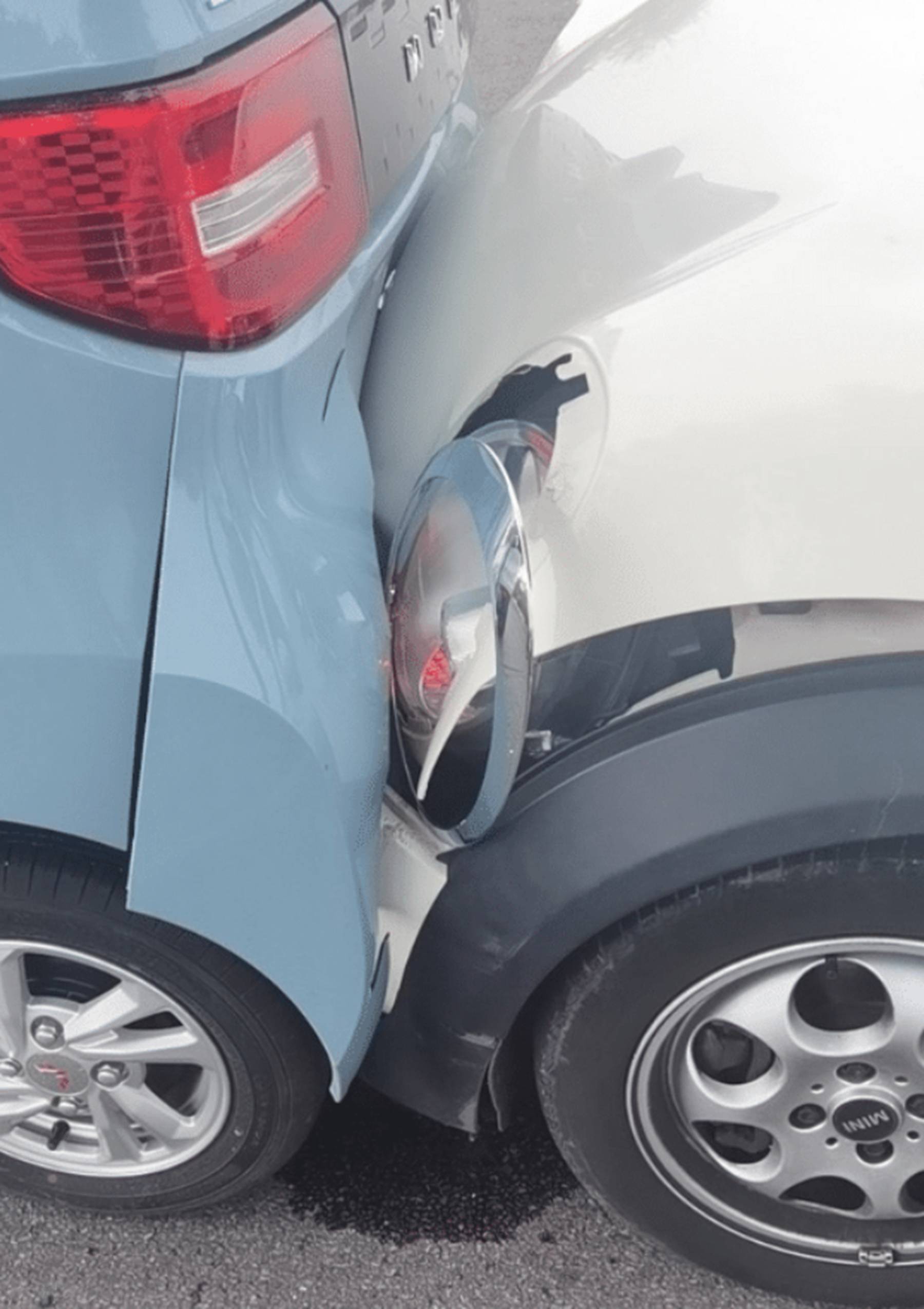 五菱宏光mini被宝马mini追尾车祸现场曝光宝马车主没眼见人