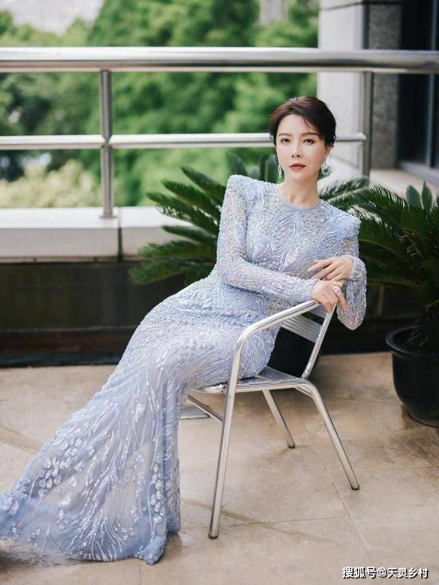 设计 中年女人穿“拖地裙”有多好看?陈数美得惊艳了时光,太抢眼